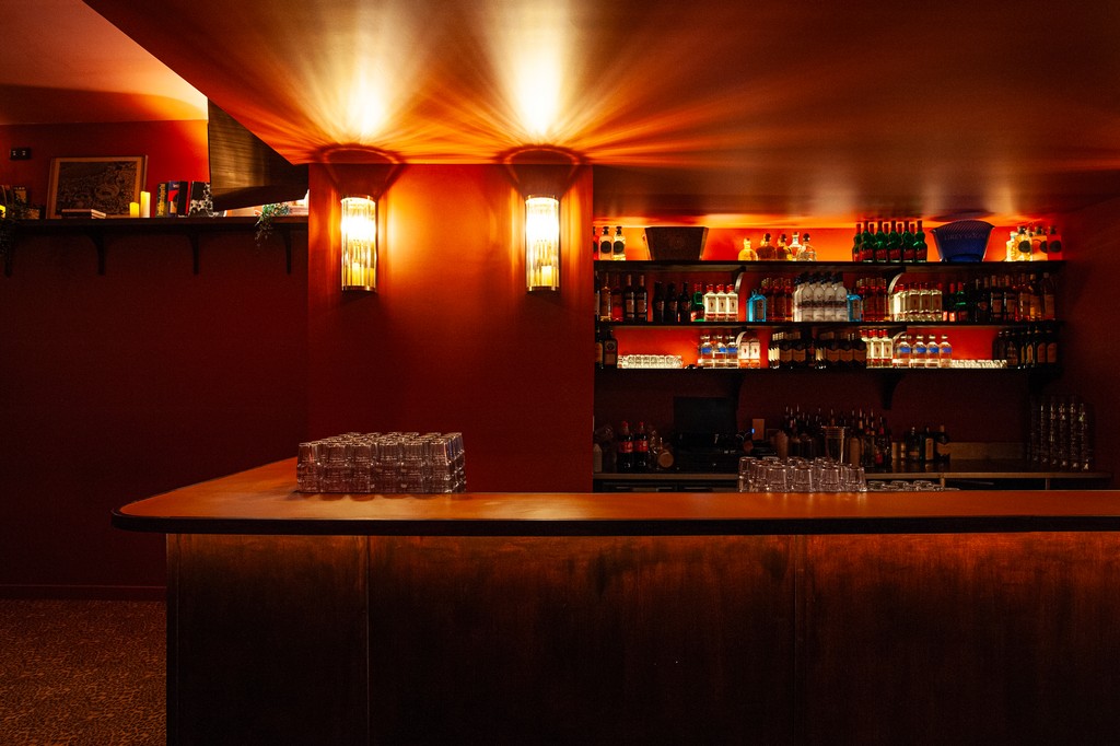 Le bar du Village 59, bouteilles et verrerie sous les appliques
